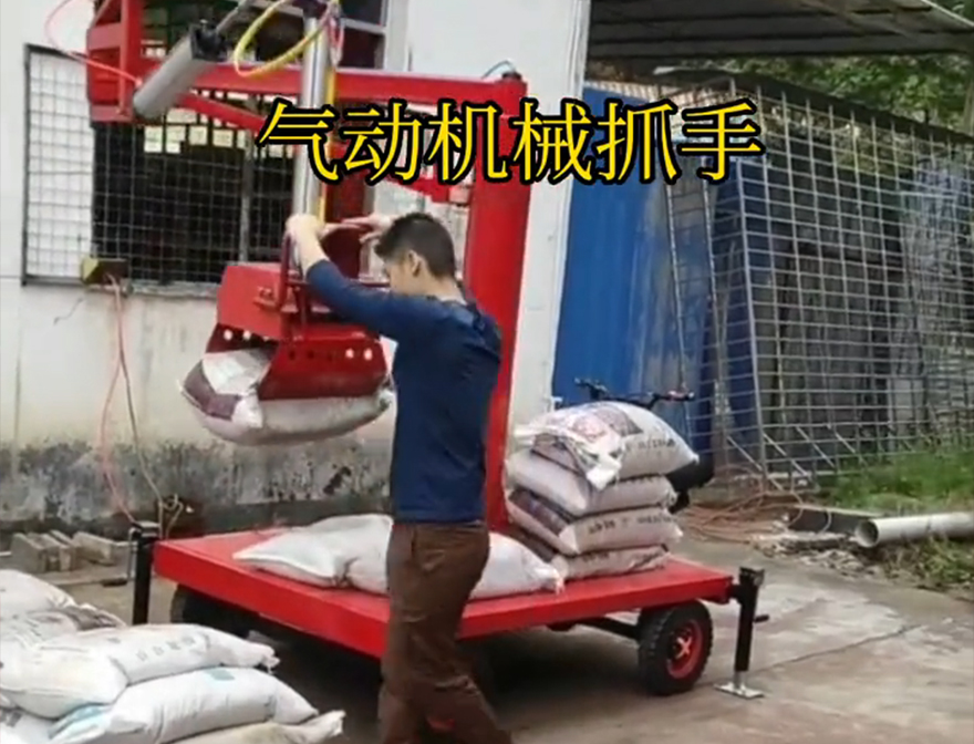 甘孜县机械抓手甘孜县酒糟抓斗甘蔗毛竹抓青储搬运机机械抓手详细视频码垛卸货神器图片
